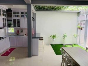 dapur terbuka serba putih