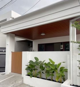 pagar tembok putih dengan aksen kayu