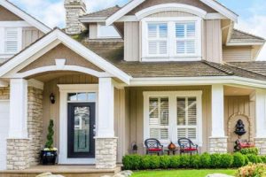 Eksterior Rumah Krem dengan Detail Batu Alam