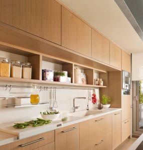 Lemari Dapur dengan Material Serba Kayu