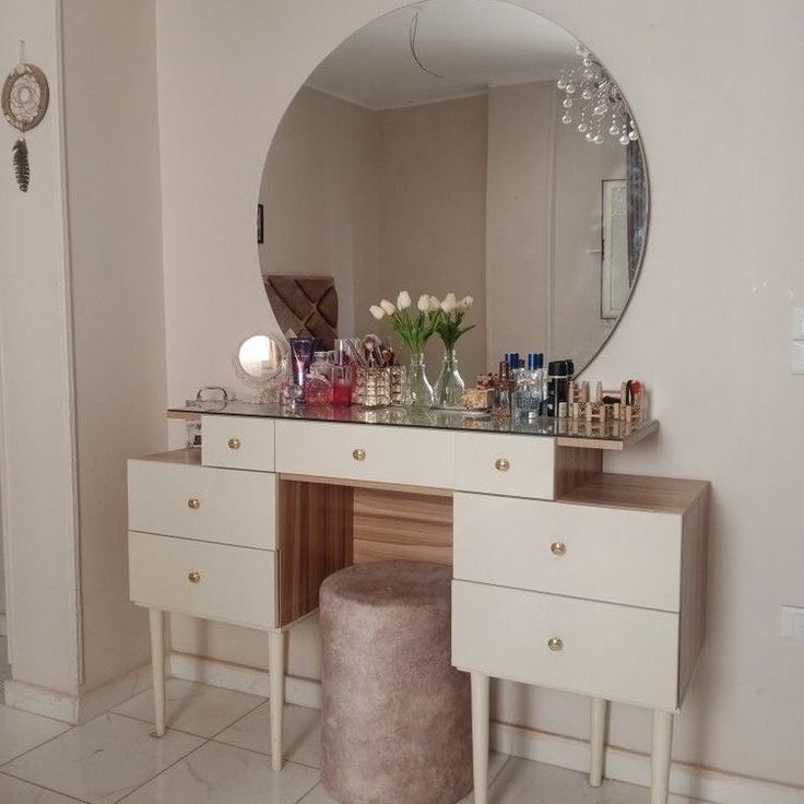 Meja Rias dengan Cermin Bulat Besar