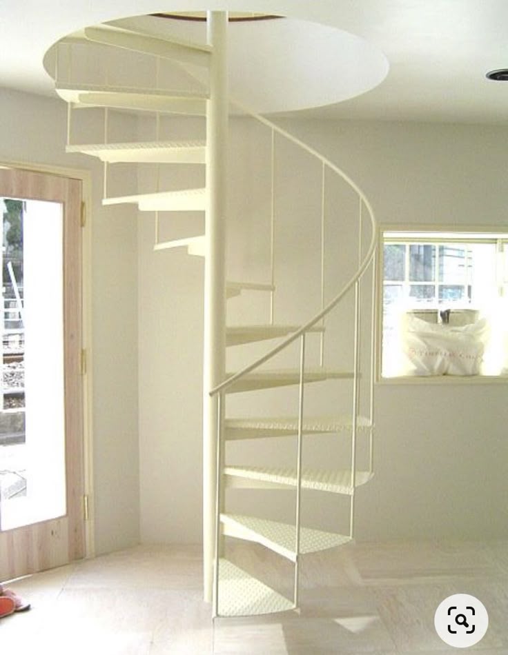 Tangga Putar dengan Warna Netral