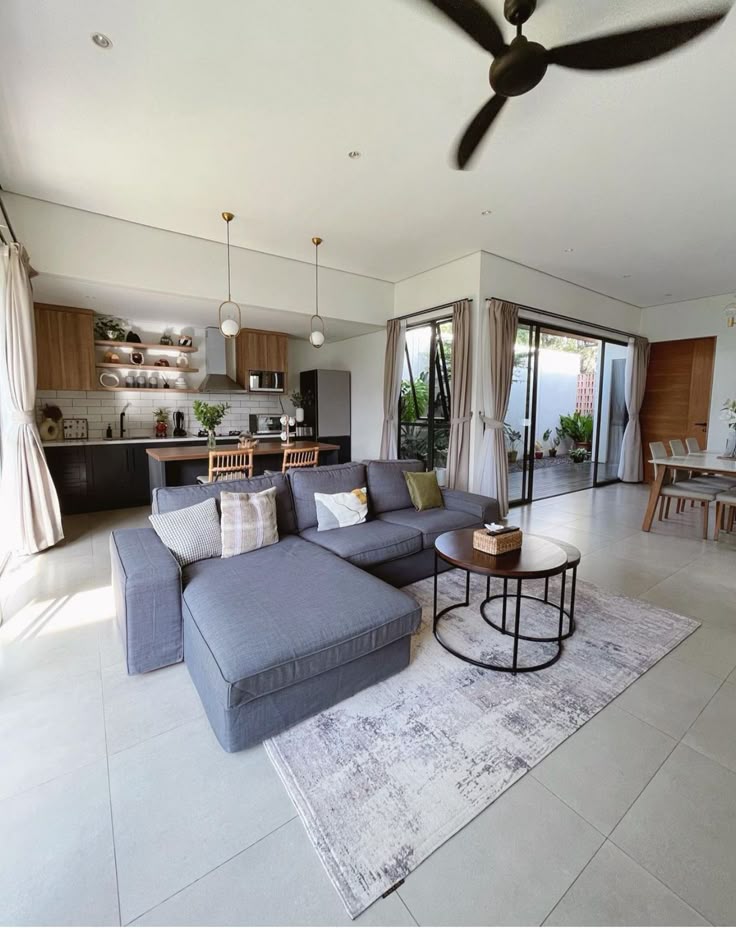 Ruang Tamu Simpel dengan Konsep Open Space