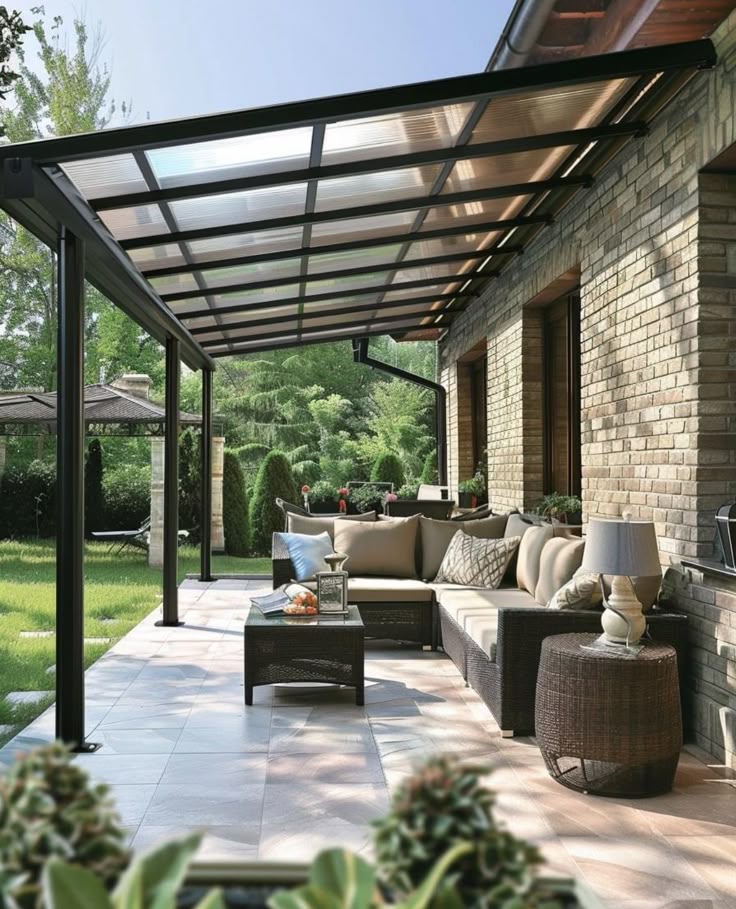 Teras Semi Outdoor dengan Atap Transparan