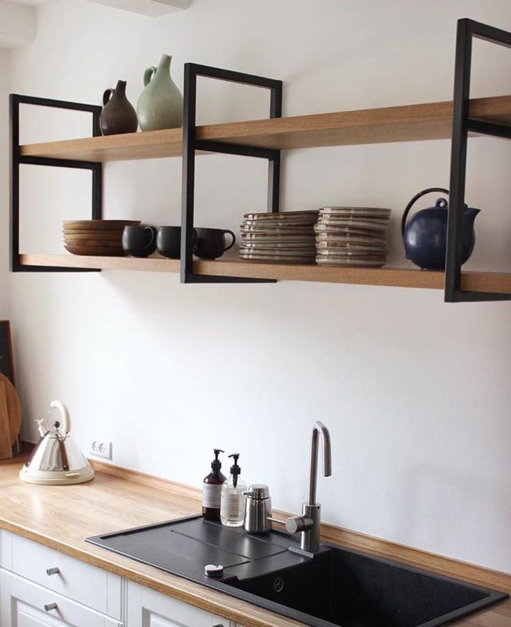 Rak Gantung Besi Gaya Industrial