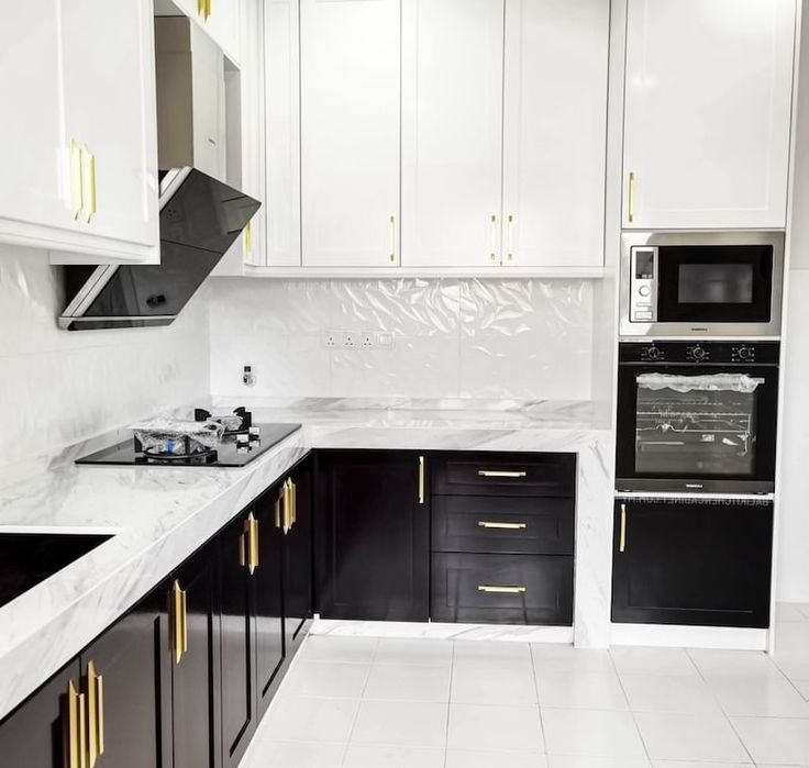 Dapur Letter L Hitam Putih yang Kontras Modern