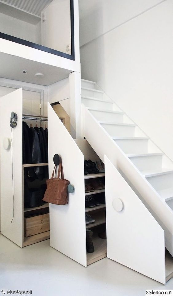 Mezzanine dengan Tangga Multifungsi
