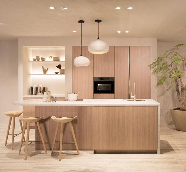 Kitchen Island dengan Aksen Kayu yang Hangat